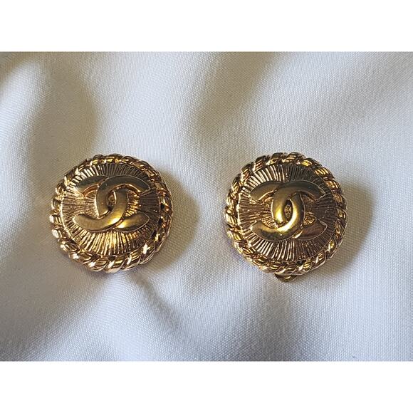 US BASED Authentic Vintage CHANEL Clip On Gold Tone Double CC Earrings - Picture 1 of 9